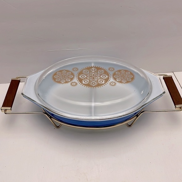 Pyrex Blue Oval Divided 1 1/2 Quart Casserole Dish Gold Medallion Lid Holder - Picture 1 of 14